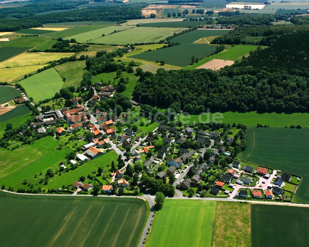 dorfkern am feldrand in varmissen im bundesland niedersachsen, deutschland